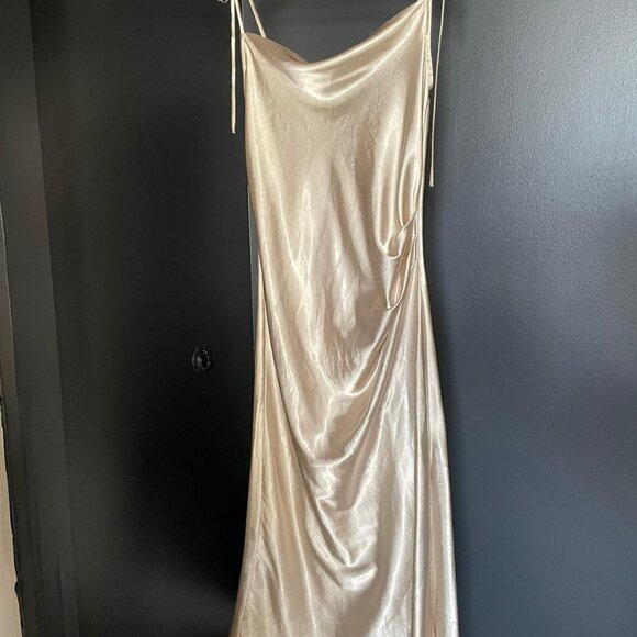 Bridesmaids or Hot Dates? You Decide! - Picture 5 of 8